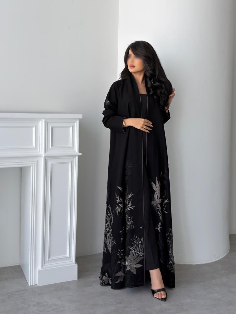 عباية كتان أسود قصة كلوش جانبية بتطريز فضي من متجر Seventy One