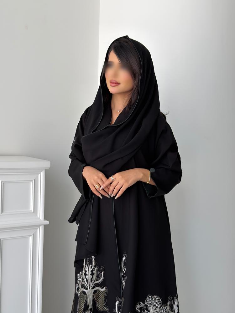 عباية كتان أسود قصة كلوش بتطريز فضي وذهبي من متجر Seventy One