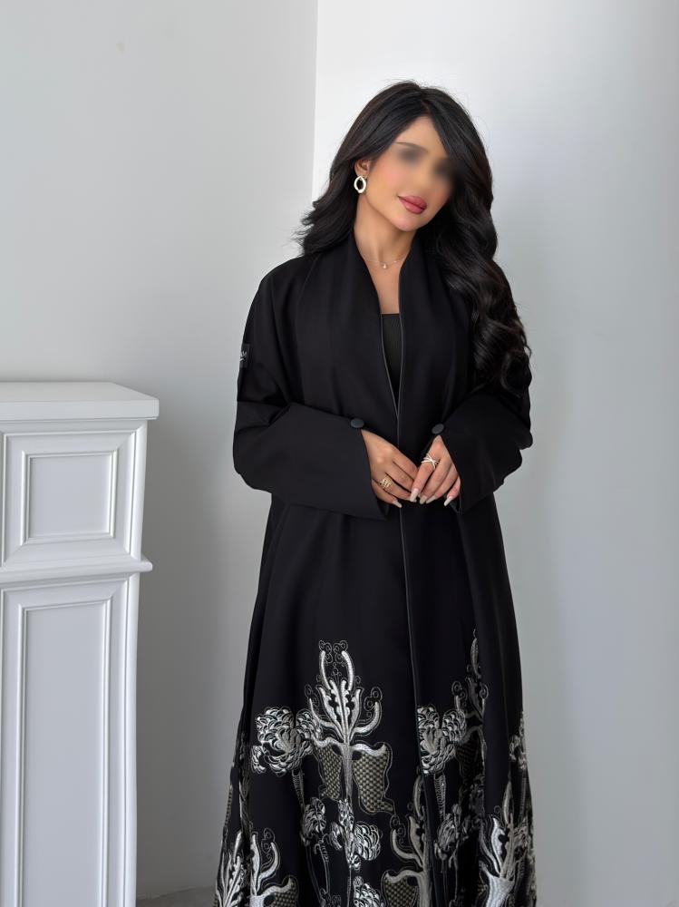 عباية كتان أسود قصة كلوش بتطريز فضي وذهبي من متجر Seventy One
