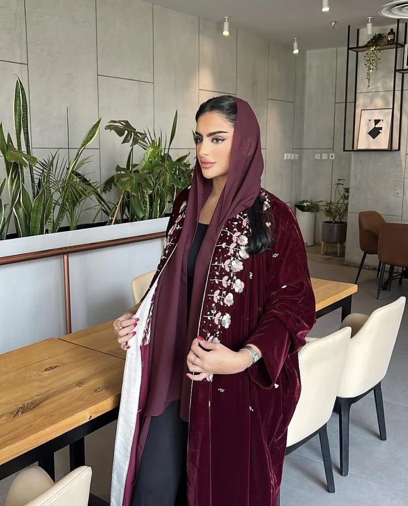 عباية بقماش مخمل شتوي مع شك يدوي بقصه نص كلوش انيقة - Seventy One