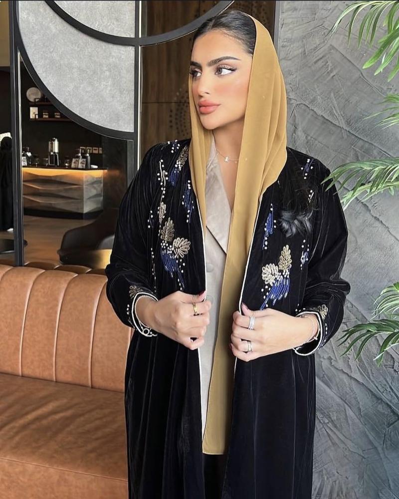 عباية مخمل شتوي سوداء نص كلوش بشك يدوي فاخر - Seventy One
