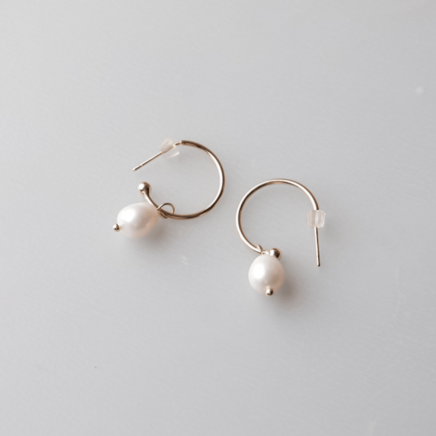 باكج التخرج متكون من قلادة اللؤلؤ المصنوعة من الفولاذ المقاوم للصدأ مطلية بالذهب عيار 18 وأقراط مطلية بالذهب عيار 14 من علامة عُنق- 3 قطع