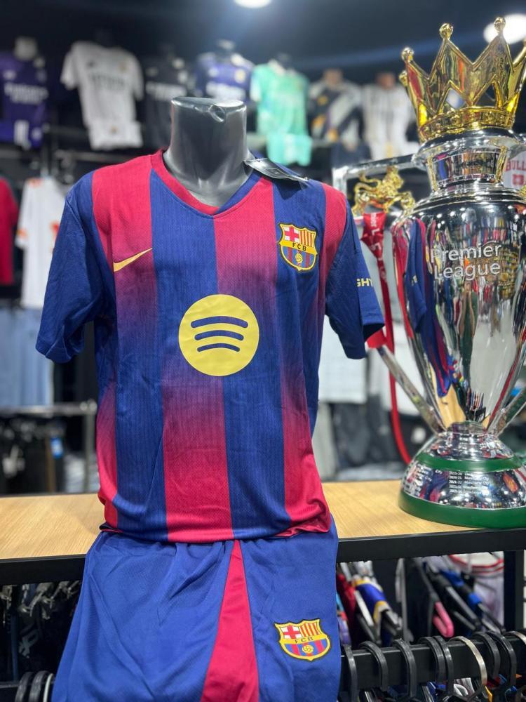 طقم برشلونة الأساسي 2026 /2025