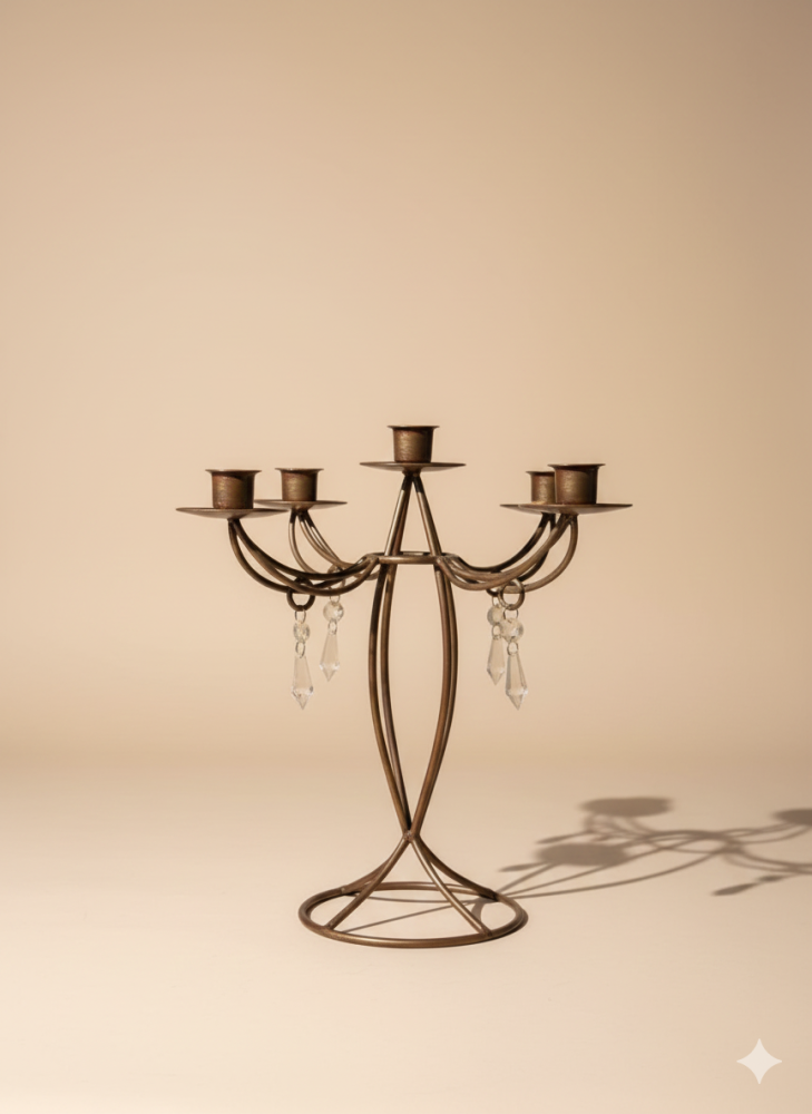 Snail-shaped design candlestick