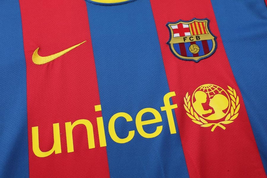 تيشيرت برشلونة 10/11 الاساسي