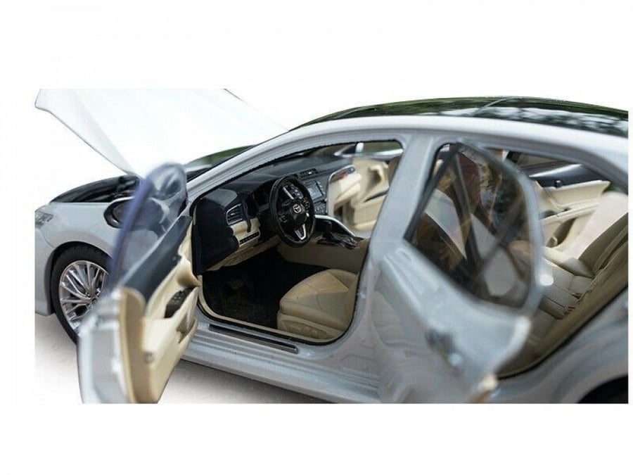 Toyota Camry 8th Generation White 1:18 Diecast Car Model