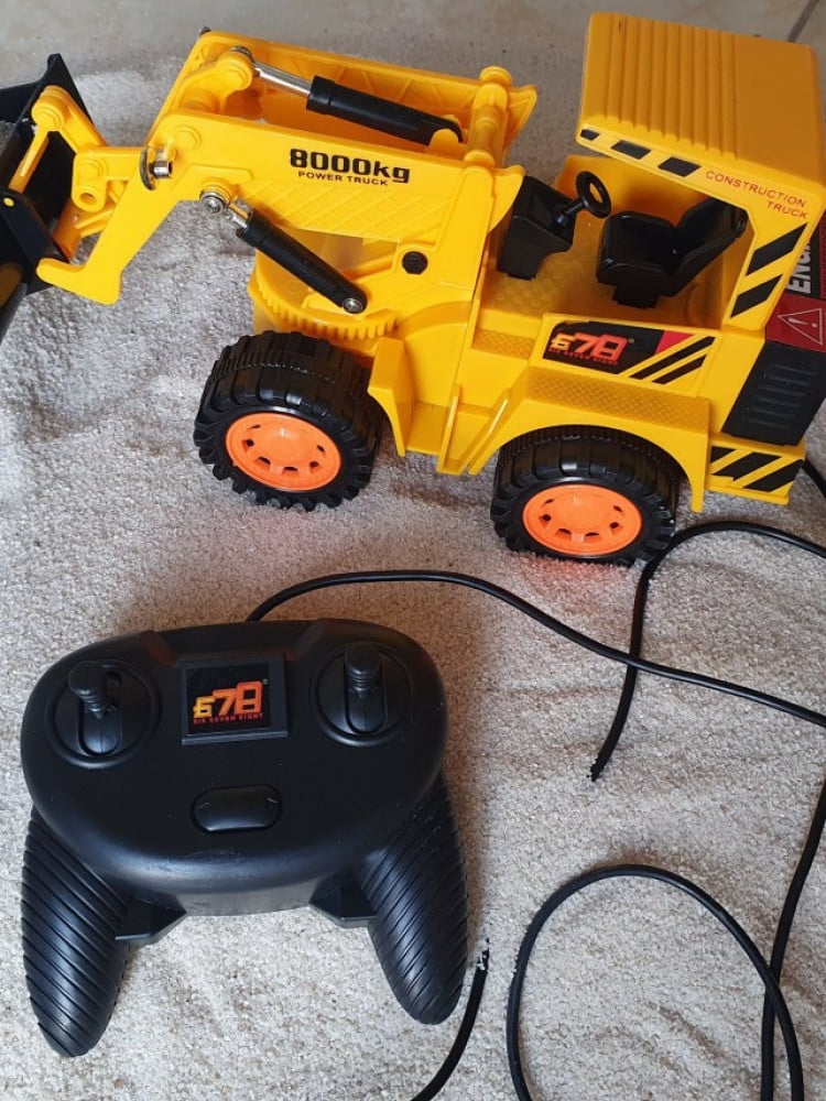 Remote-controlled sand excavator