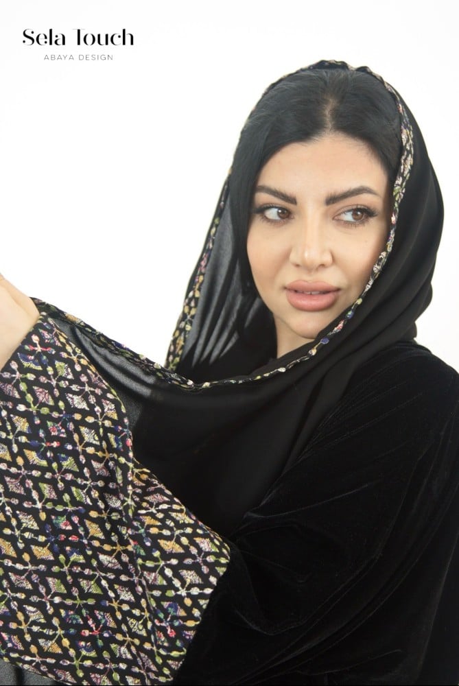عباية مخمل مع قماش تطريز على الاكمام