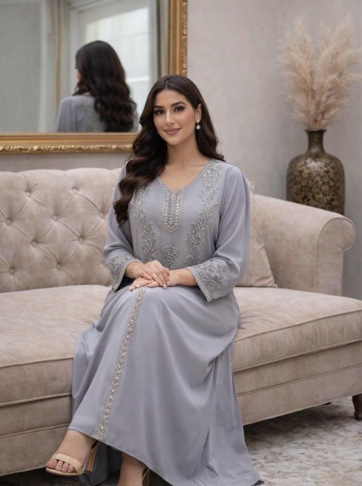 جلابية واسعة بتصميم عصري وتطريز يدوي