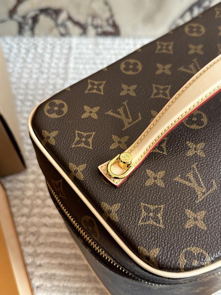 شنطة مكياج LV