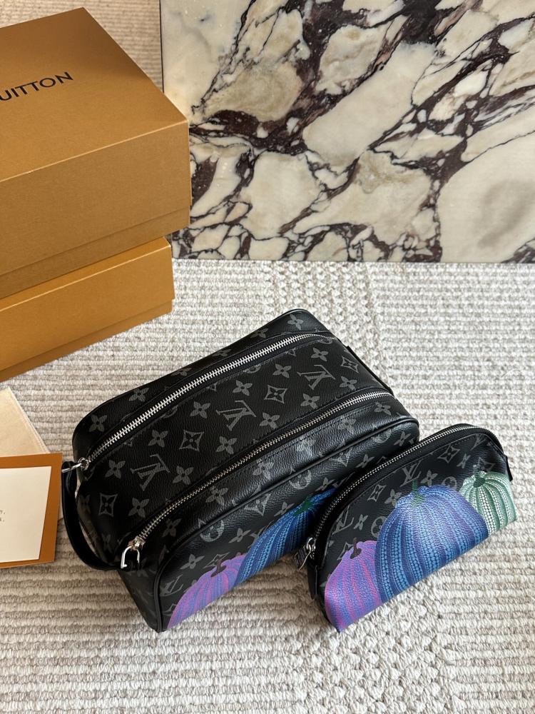 شنطة مكياج LV