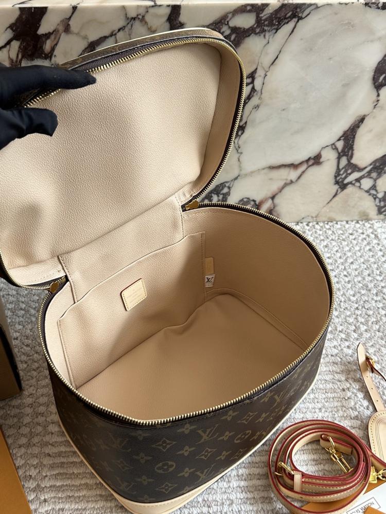 شنطة مكياج LV