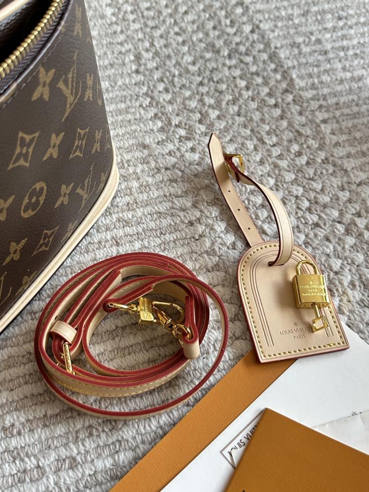 شنطة مكياج LV