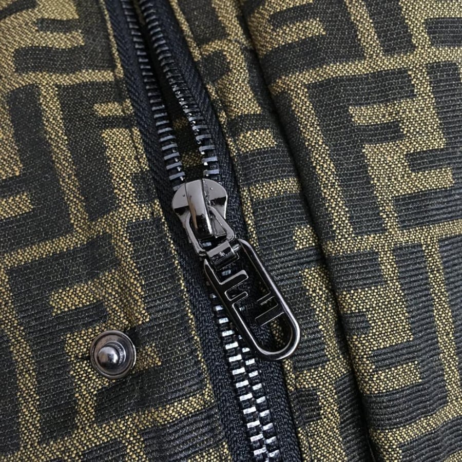 جاكيت فندي