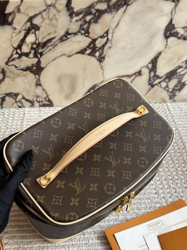شنطة مكياج LV