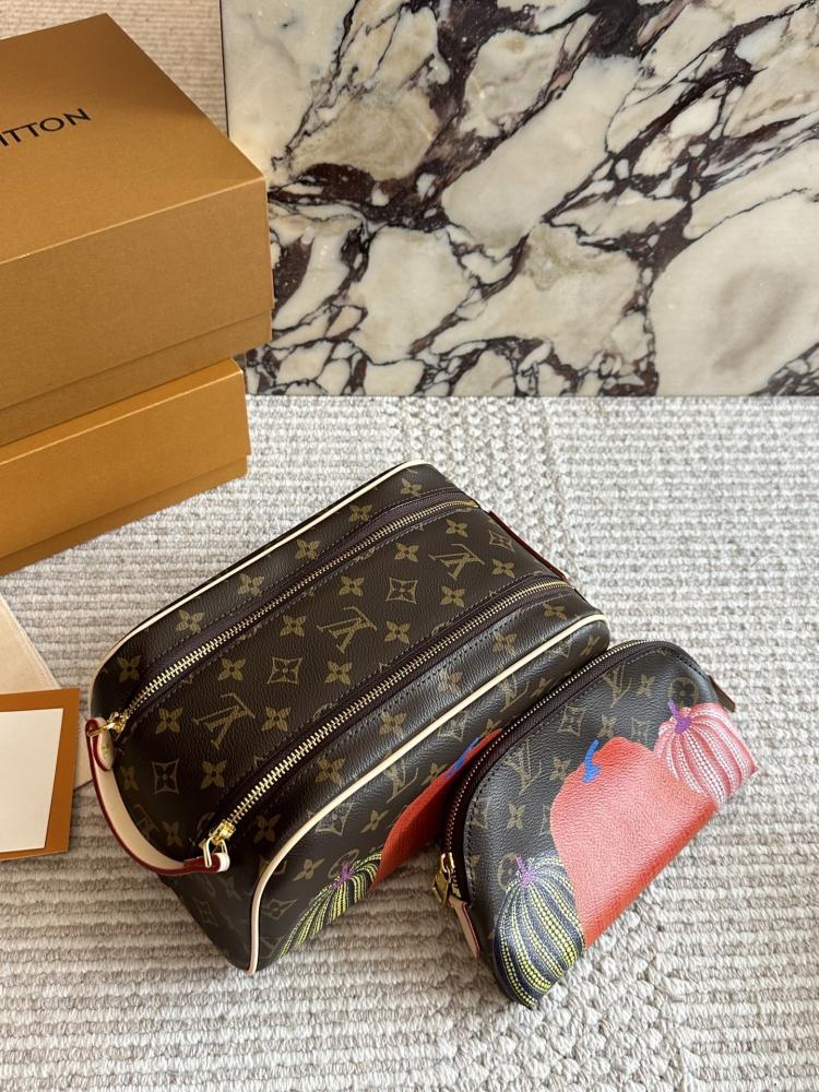 شنطة مكياج LV