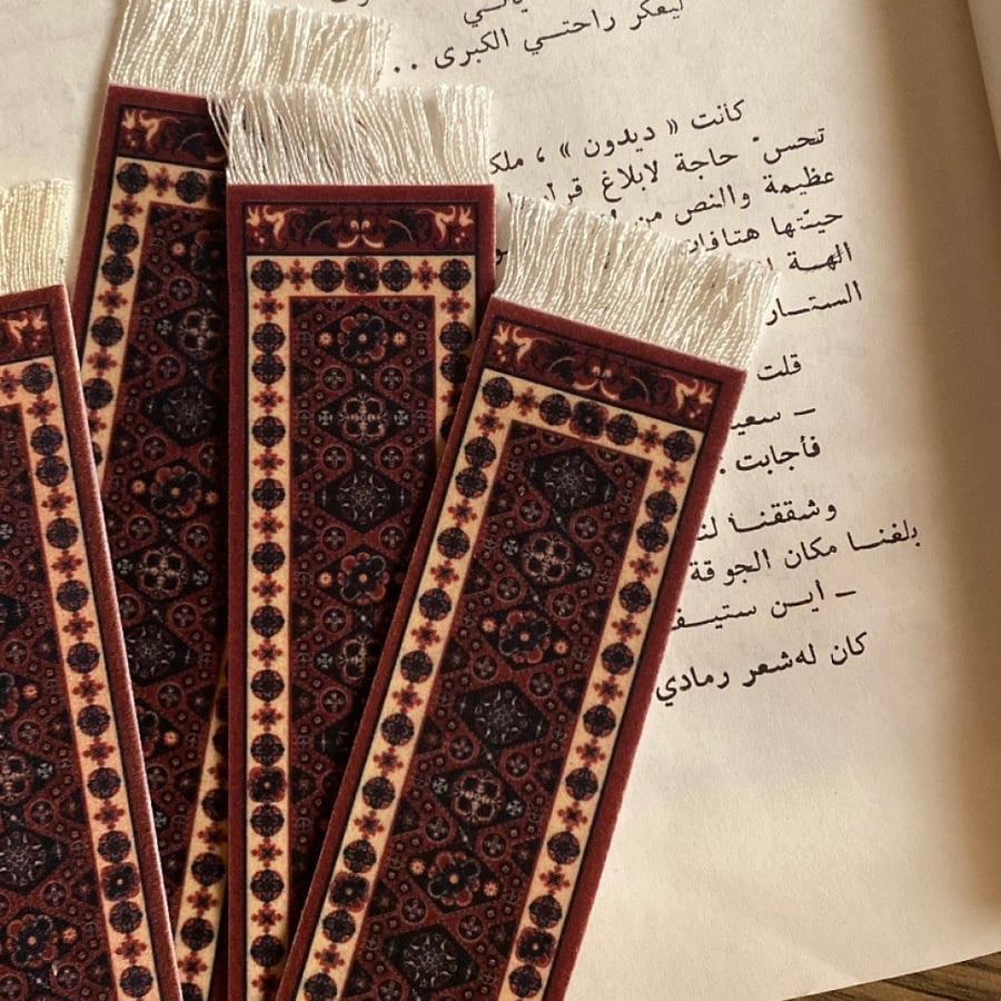 فاصل كتاب بشكل سجاد