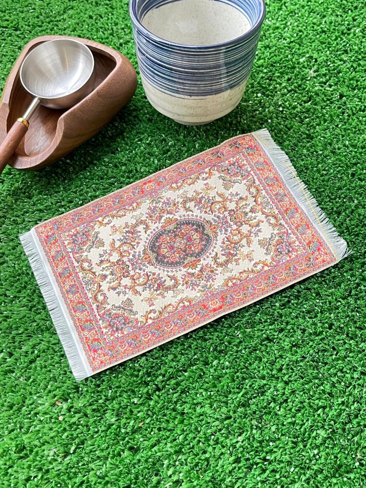 قاعدة سجاد بزخارف تركية خفيفة