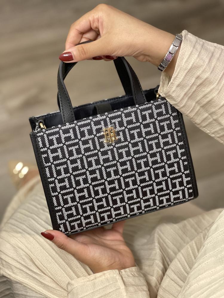 شنطة تومي هلفيقر اصليه مخفضه اقساط