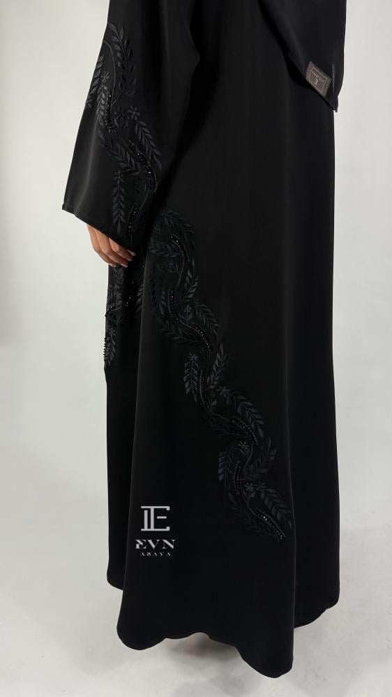 عباية تطريز+شك اسود جوانب سفلية واكمام  EN209