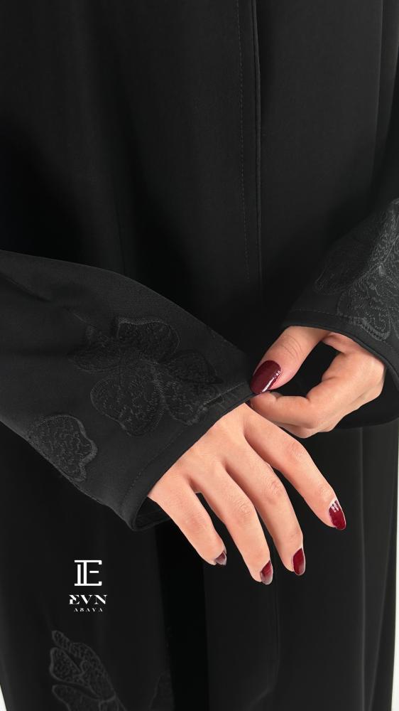 عباية كلوش تطريز اكمام اسود + جانبي شكل EN147