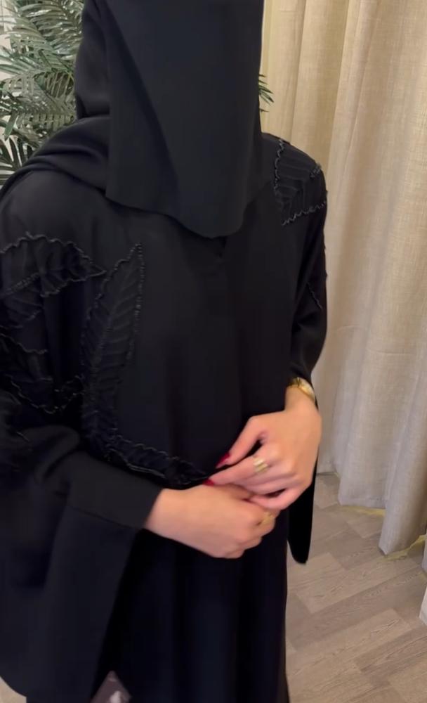 عبايه بشت وكلوش شك وتطريز