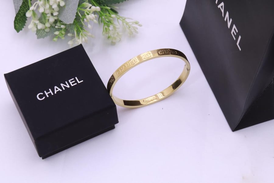 أسوارة ماركة - CHANEL
