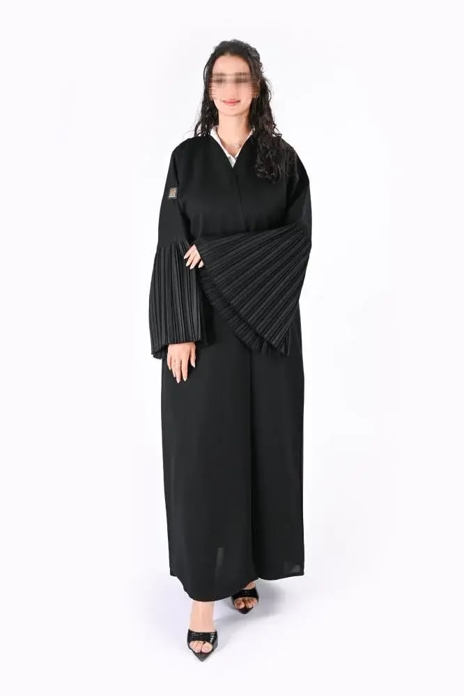 عباية كريب بكسرات على الكم