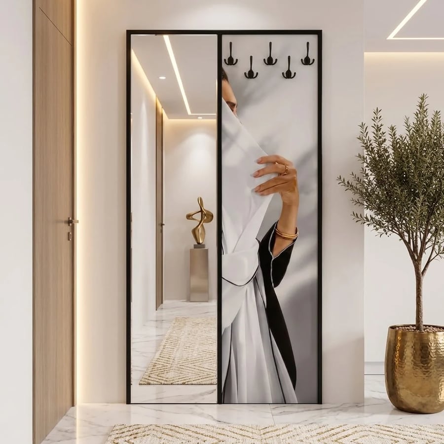 لوحة جدارية مودرن مع مرآة وعلاقة ملابس بتصميم عصري