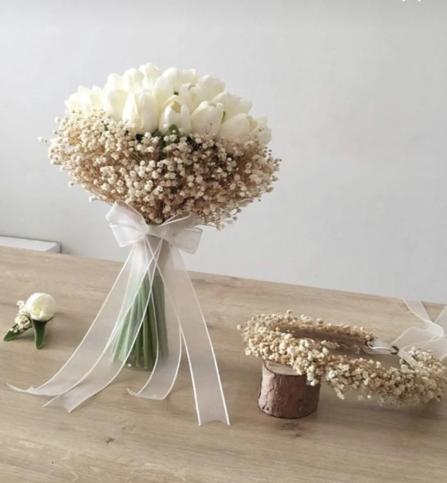 Tulip flower bouquet with flowers