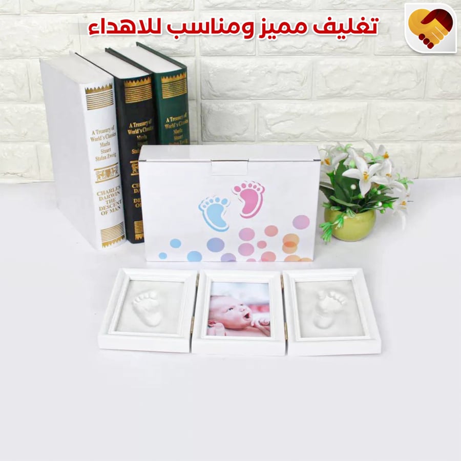 تغليف منتج الصورة وطبعة يد وقدم الطفل - مفهوم الذكرى