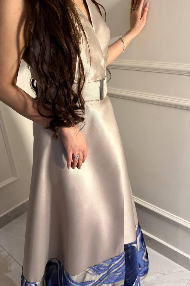A dress with a calm royal style