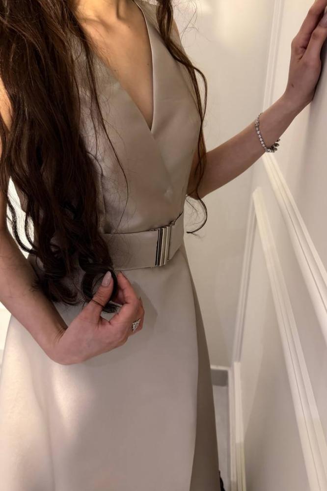 A dress with a calm royal style