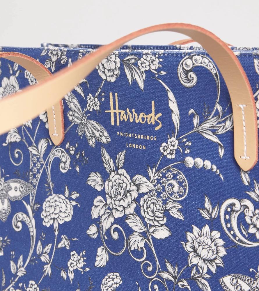 حقيبة HARRODS هارودز الأصلية، قطن أزرق بنقشة زهور وفراشات، حجم كبير، من شركة هارودز لندن.