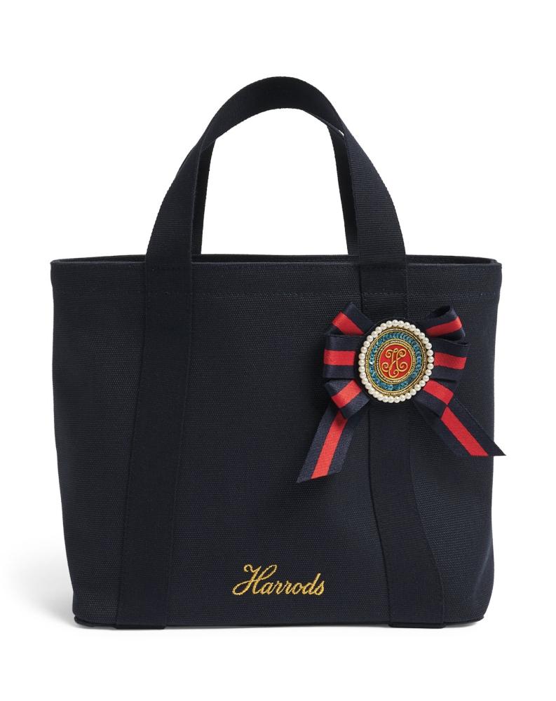 شنطة يد Harrods هارودز لندن الأصلية ومن القطن 100%، لون كحلي، مزينة بفيونكة وتفاصيل لؤلؤية أنيقة، من شركة هارودز - لندن .