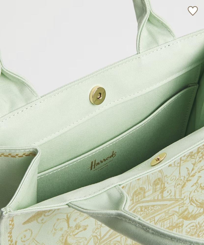 شنطة يد Harrods هارودز الأصلية 100% -  كانفس - لون اخضر فاتح بنقشة ذهبية - حجم صغير - من شركة هارودز ، لندن.