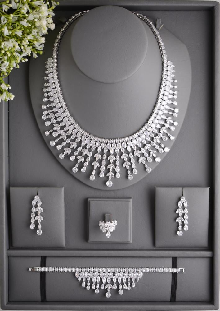 Luxury zircon set with a dangling design suitable for elegant evenings