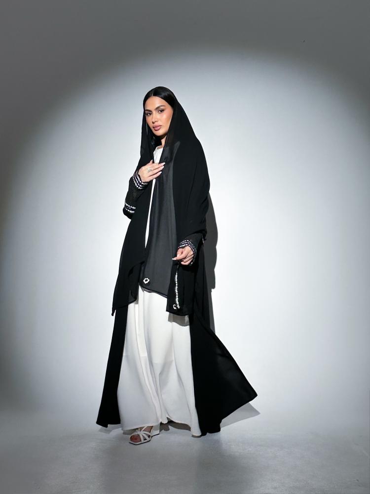 R-37 الكروشيه باللون الابيض والاسود ( مرري الصور واقرأي الوصف للاهمية) تسليم فوري