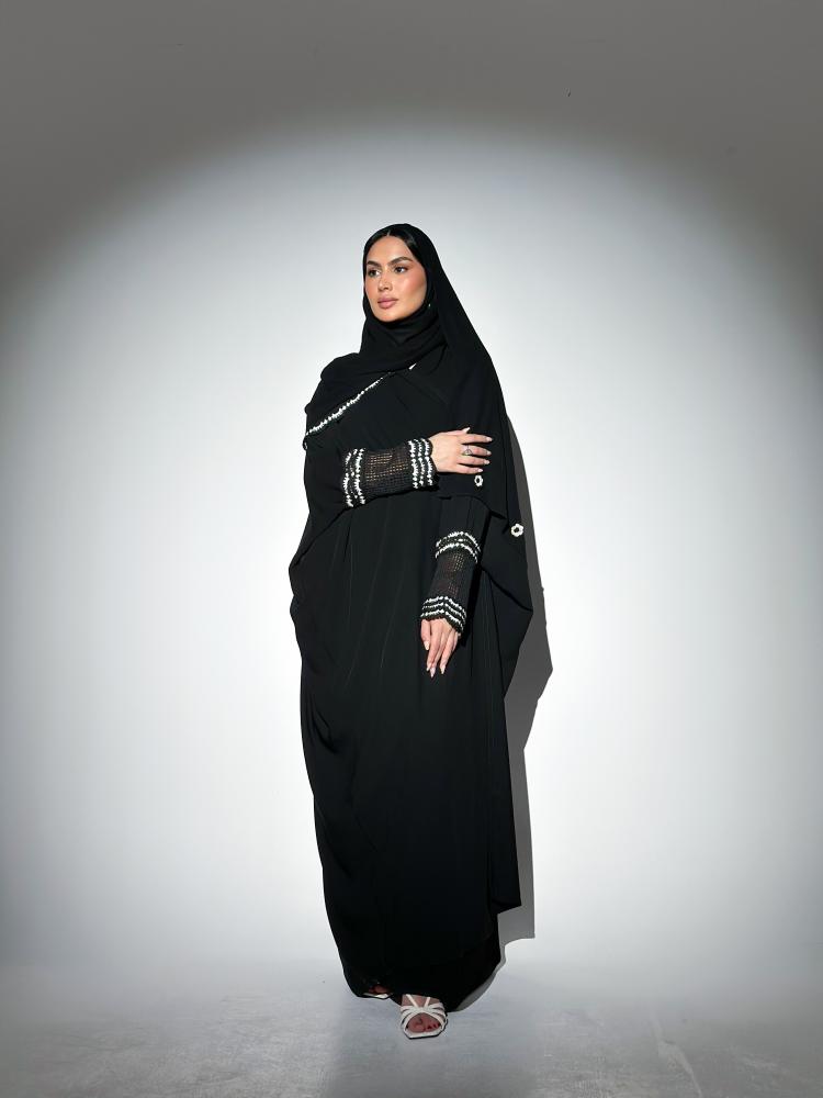 R-37 الكروشيه باللون الابيض والاسود ( مرري الصور واقرأي الوصف للاهمية) تسليم فوري
