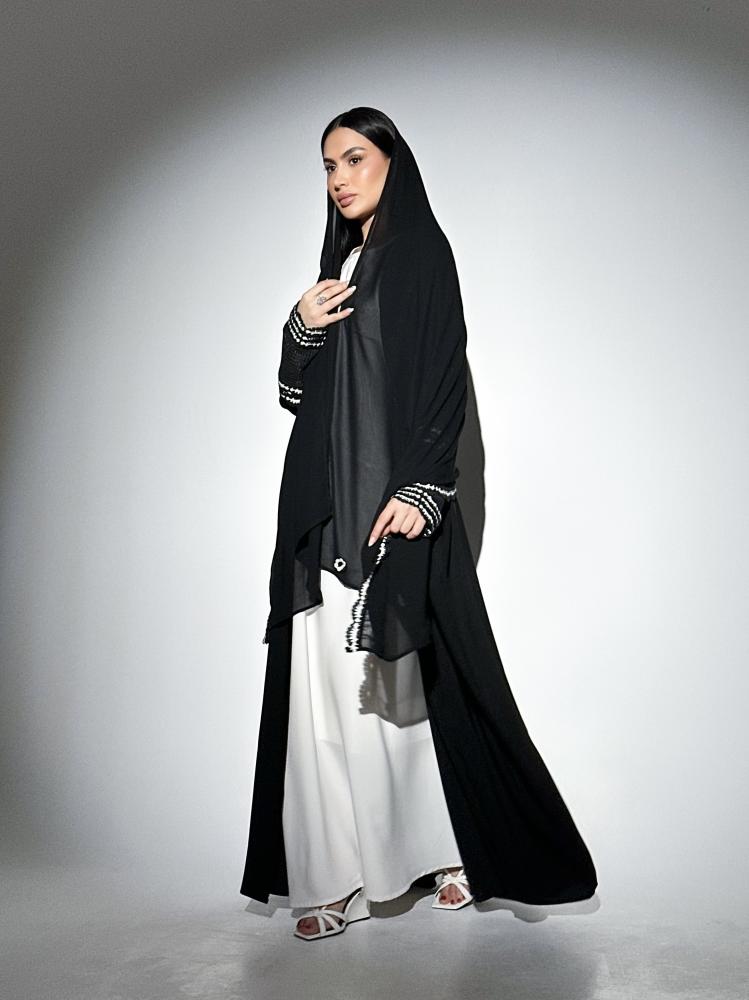 R-37 الكروشيه باللون الابيض والاسود ( مرري الصور واقرأي الوصف للاهمية) تسليم فوري