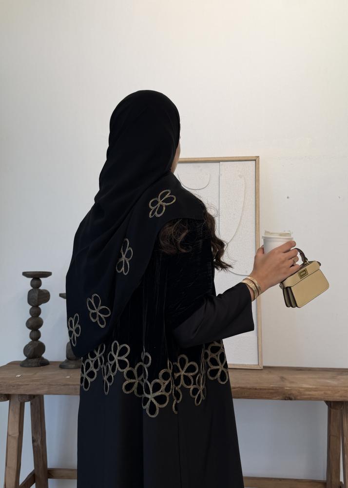 عبايه قطيفه وكريب بتطريز ذهبي