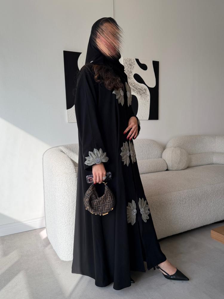 عبايه كلوش اسود مع ورد وكرستال