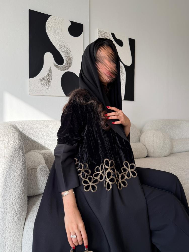 عبايه قطيفه وكريب بتطريز ذهبي