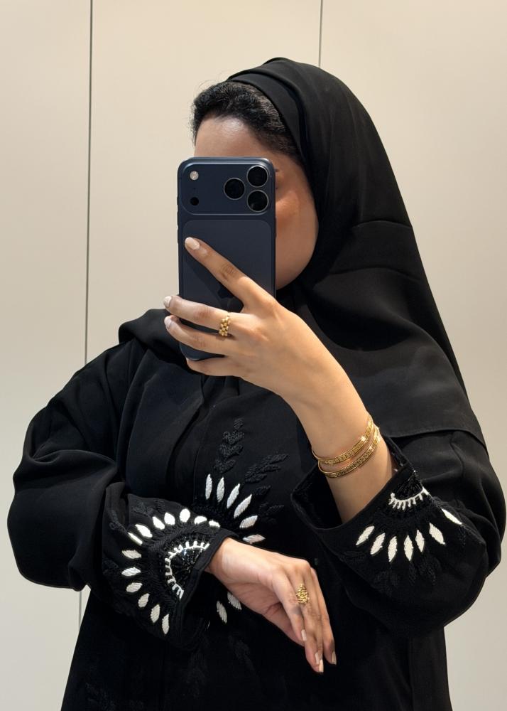 عبايه كريب ملكي بشك يدوي قصه  نص كلوش