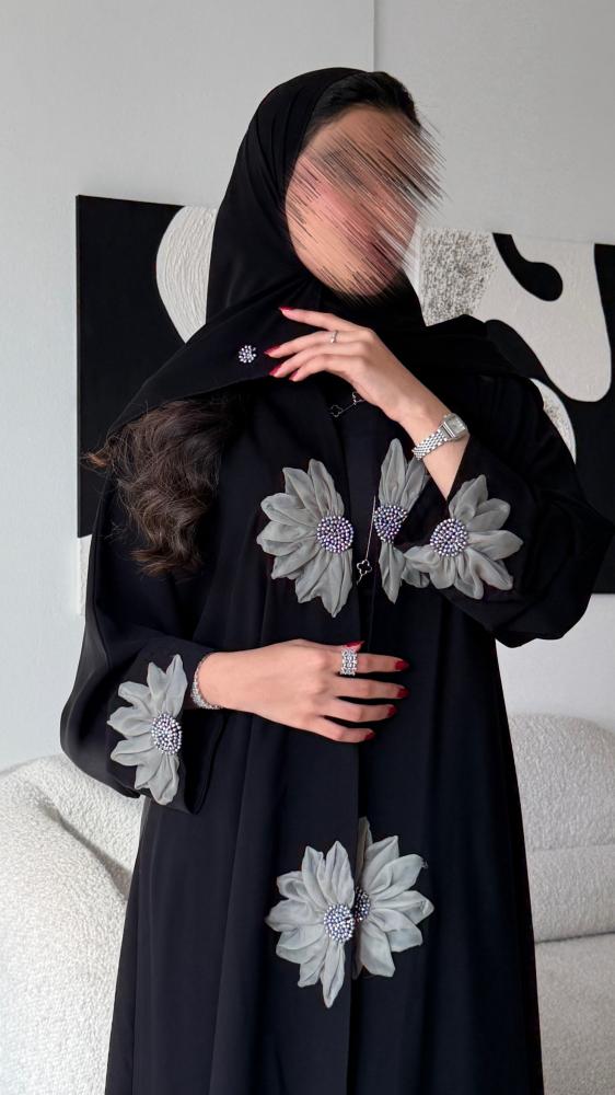 عبايه كلوش اسود مع ورد وكرستال
