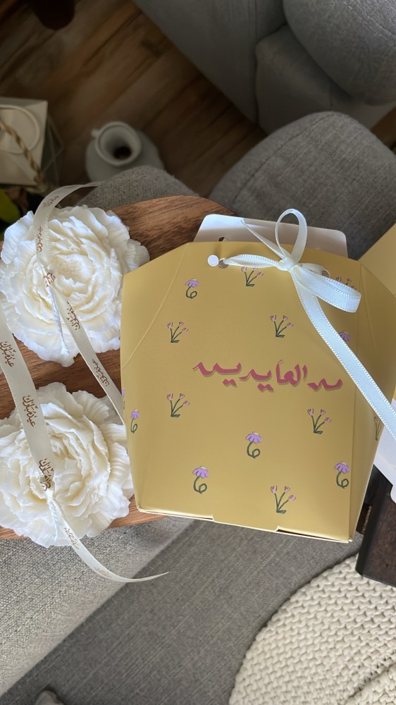 شمعة على شكل وردة مع بوكس توزيعات العيد ٣ حبات