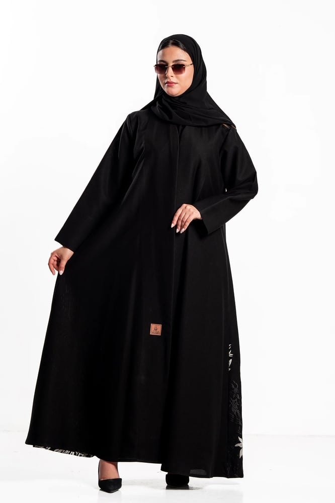 عباية نجود بتطريز بيج و اسود