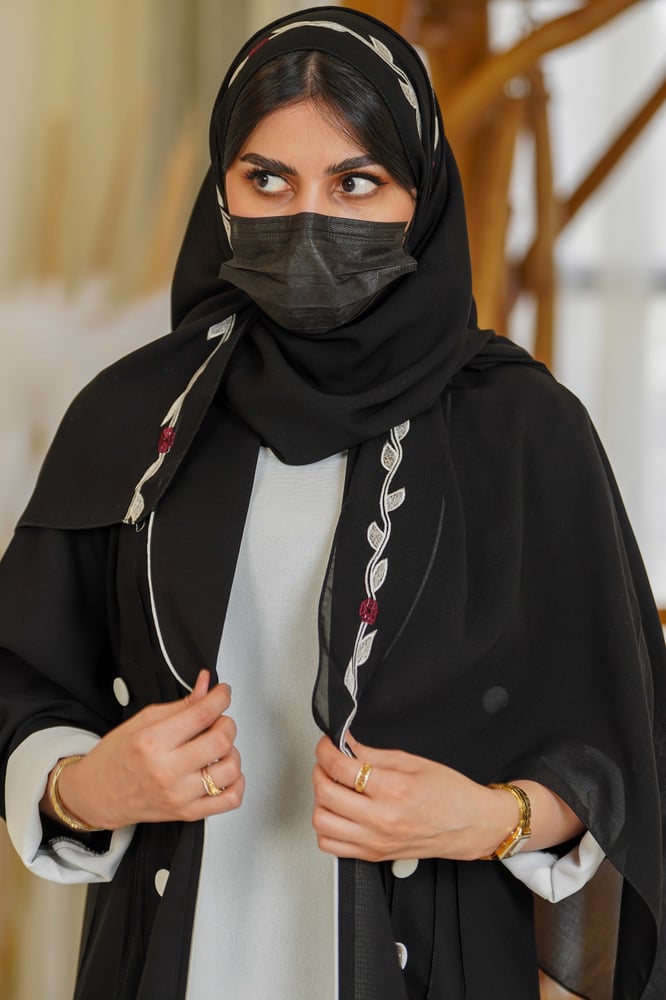 طرحة ناعمة بتطريز أنثوي من موقع العبايات