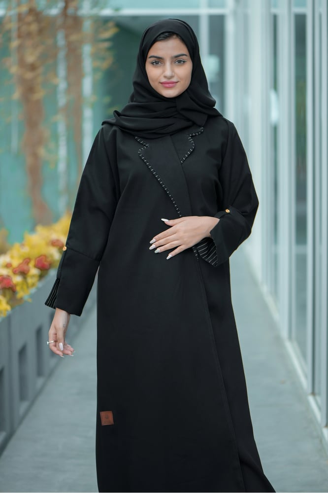 عباية دوام بياقة رسمية مع تدخيلات قيطان خفيفة