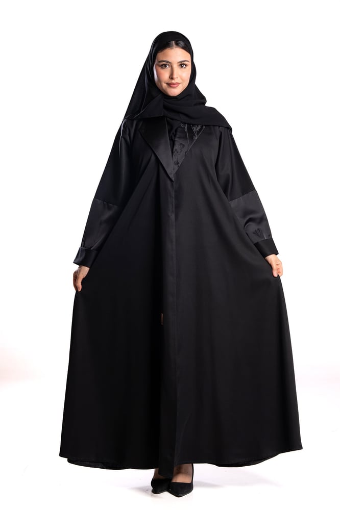 عباية بثينة بقماش جار أسود من الخلف
